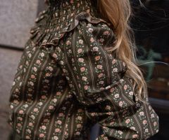 Blusa Bee Riscada Flor Verde Musgo Blusa Bee Riscada Flor Verde Musgo