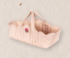 Capazo Acolchado de muñecas rosa con flor bordada Capazo Acolchado de muñecas rosa con flor bordada