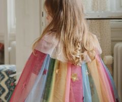 Disfraz Capa Tul Arcoíris con varita Disfraz Capa Tul Arcoíris con varita